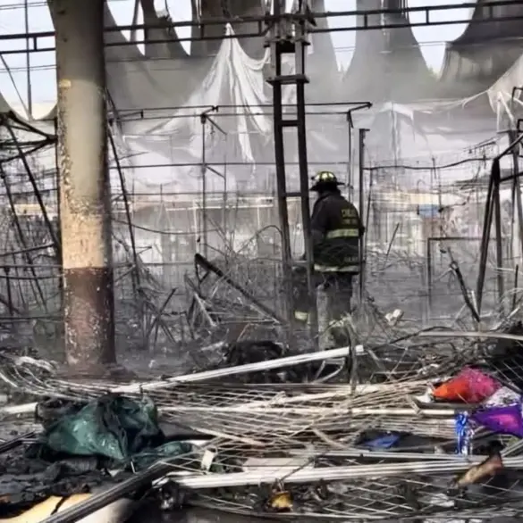 Incendio destruye bazar navideño en Teoloyucan: comerciantes pierden todo