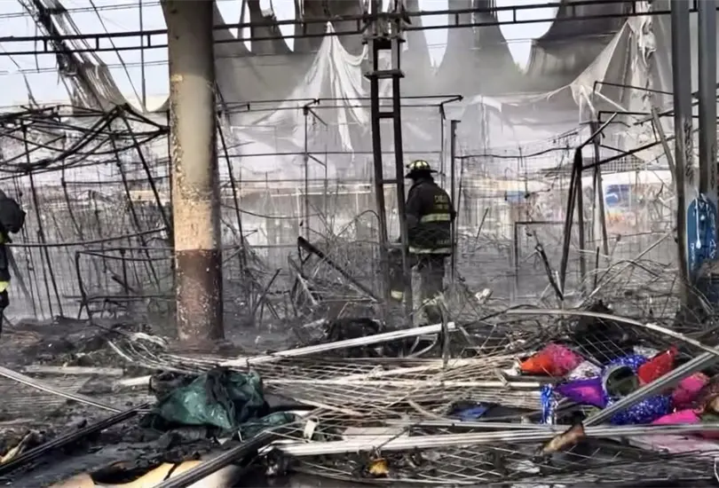 Incendio destruye bazar navide&ntilde;o en Teoloyucan