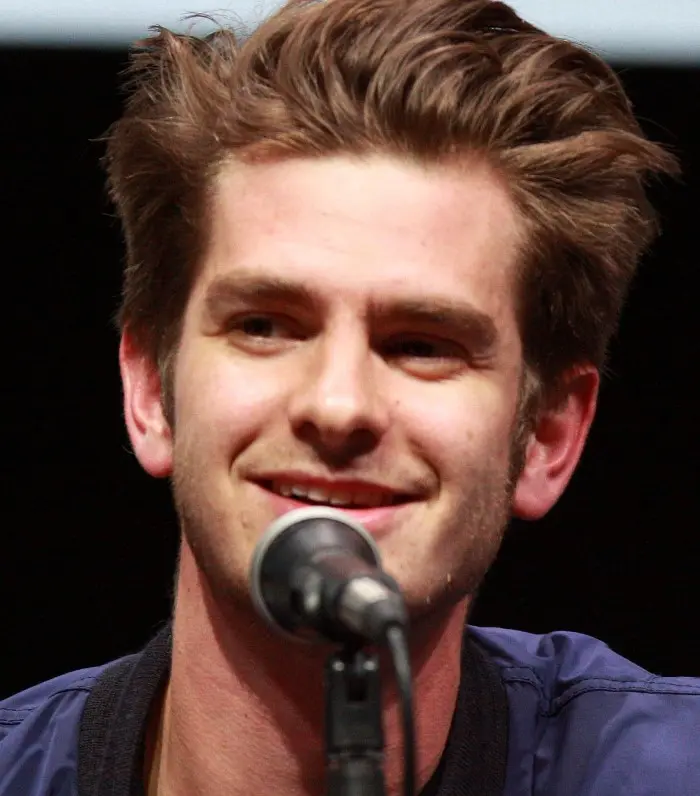 El actor es judío y celebra Hanukkah en lugar de Navidad. Aunque durante su noviazgo con Emma Stone sí llegó a celebrar la festividad.