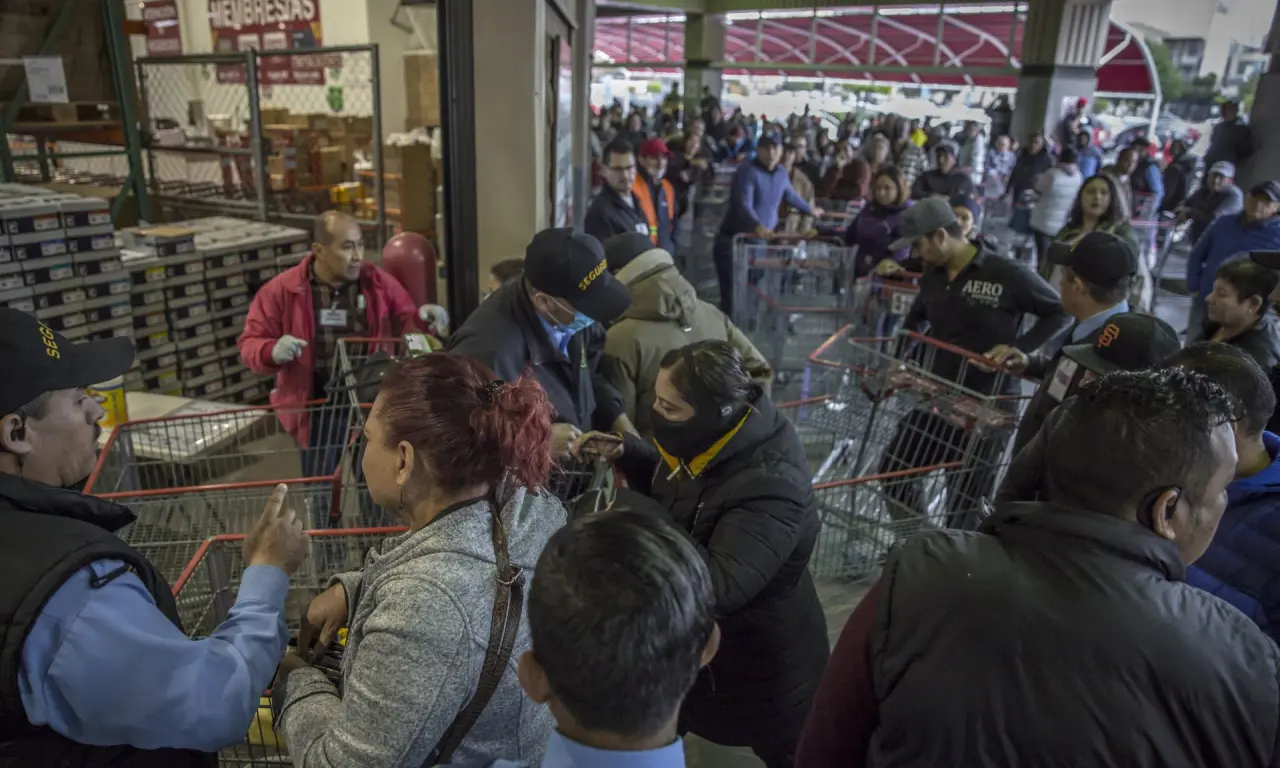  Cientos de personas hacen fila para entrar a estas tiendas 