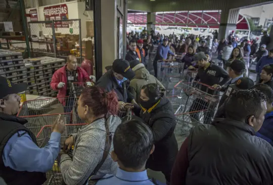 Cientos de personas hacen fila para entrar a estas tiendas