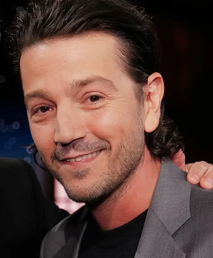 El actor se ha autodeclarado un Grinch porque no le gusta celebrar la Navidad. El motivo es que su cumpleaños es el 29 de diciembre y siempre lo olvidaban por las fiestas decembrinas; aunque ha tenido que hacer sacrificios desde que nacieron sus hijos.