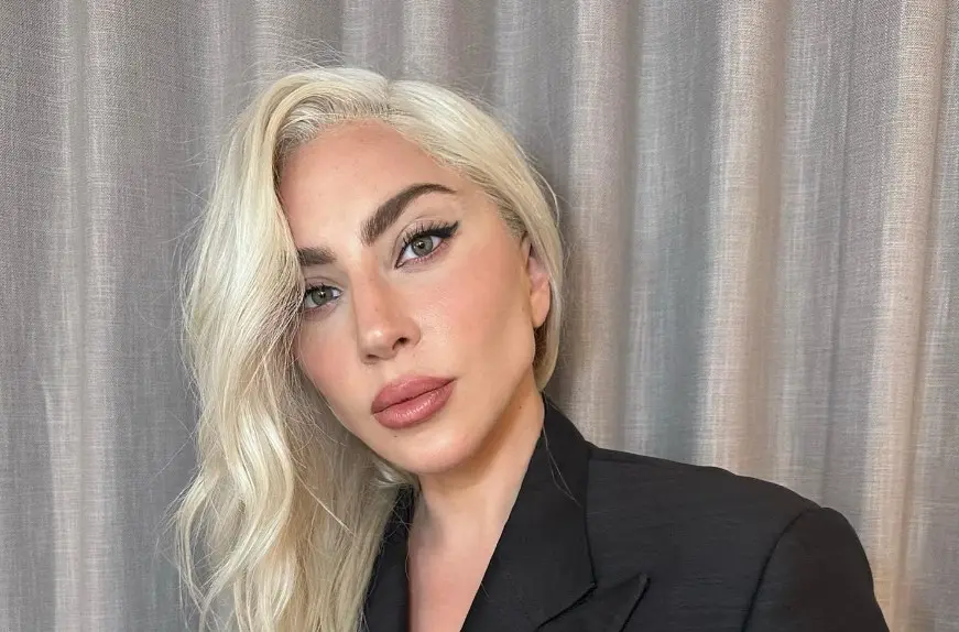 En más de una ocasión, la cantante ha expresado su aversión por la Navidad. En diciembre de 2010, tuvo que interpretar una canción navideña en un concierto, pero al terminar dijo: "odio las fiestas" y pisoteó un muñeco de Santa Claus.