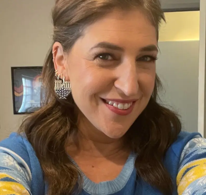 La protagonista de 'The Big Bang Theory' no celebra la Navidad porque es judía; sin embargo, su exesposo es cristiano y, por eso, permite que sus hijos sí celebren la festividad.