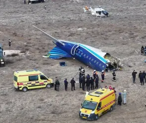 Filtran el último diálogo entre el piloto y la torre de control antes de la caída del avión de Azerbaijan Airlines