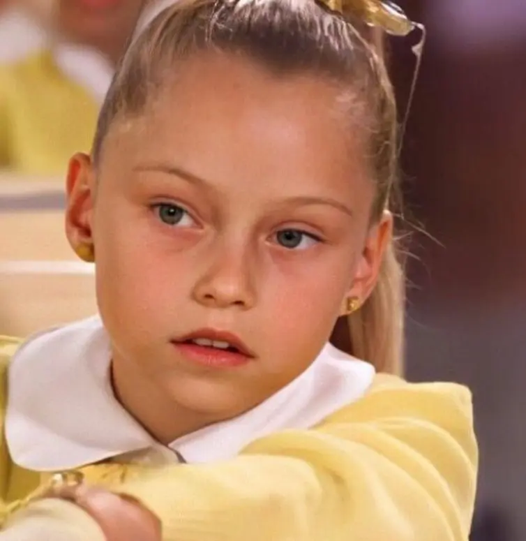 En la telenovela, Simoneta era una niña presumida que trataba mal a sus compañeros, en especial a Ángel, quien estaba enamorado de ella.