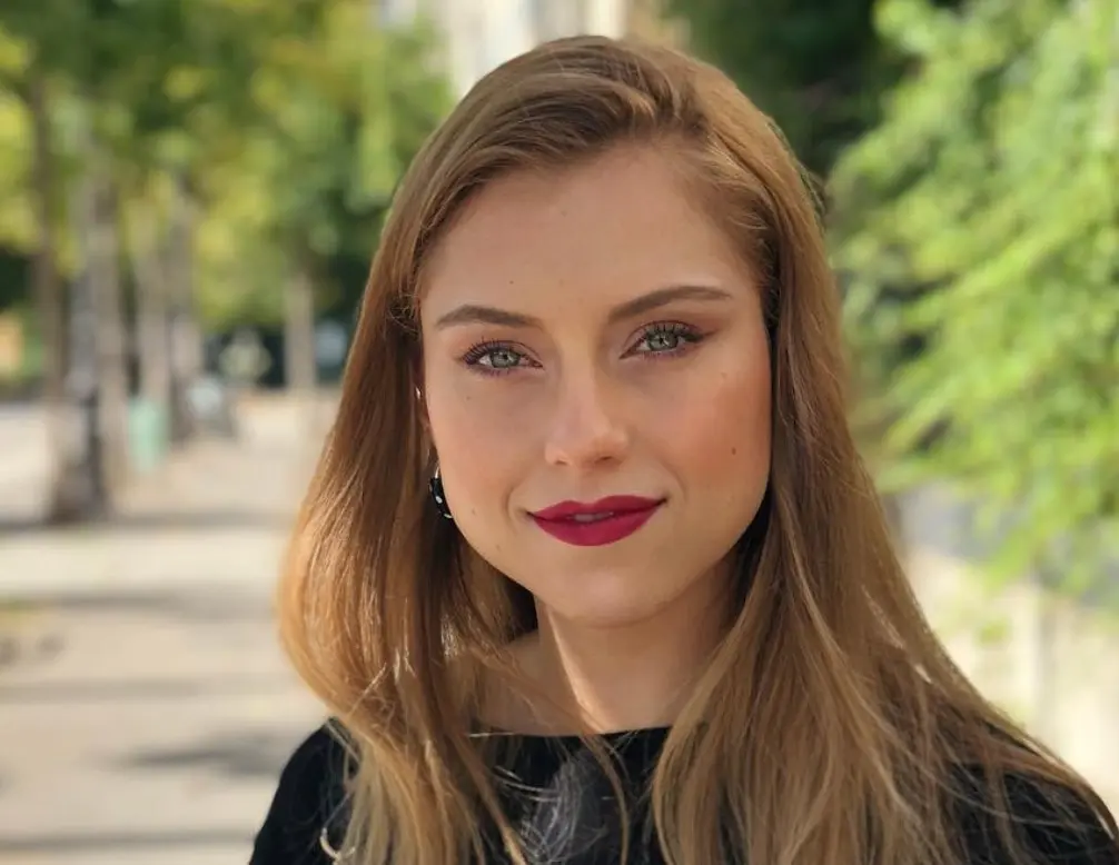 Mientras que en YouTube, la actriz graba vlogs de su vida, también hace videos de maquillaje y reseñas de series.