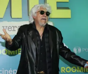 Cancelan en redes a Pocholo por fingir un infarto en plena función de teatro