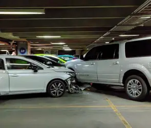 Accidente en Plaza Satélite: conductor se impactó contra cinco vehículos