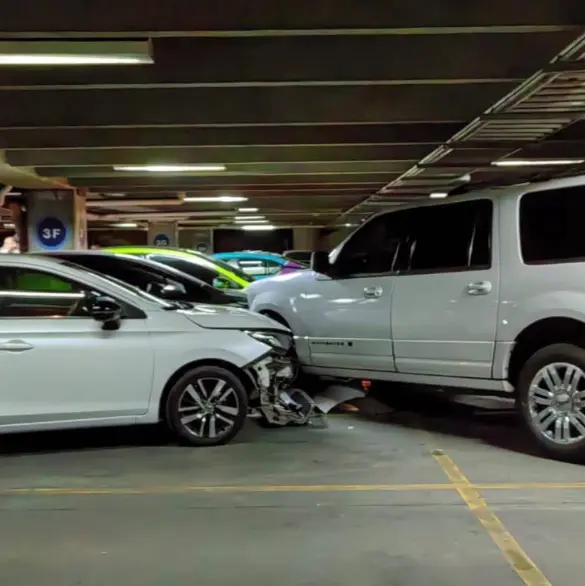 Accidente en Plaza Satélite: conductor se impactó contra cinco vehículos