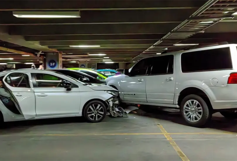 Accidente en Plaza Sat&eacute;lite: conductor se impact&oacute; contra veh&iacute;culos