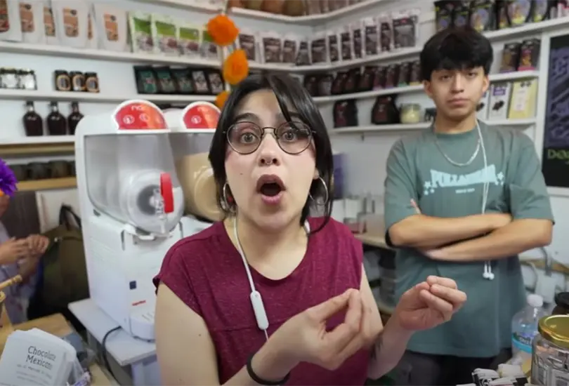 Vendedora corre a extranjeros Vendedora corre a extranjeros