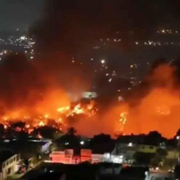 Basurero clandestino provoca fuerte incendio en Lomas del Ángel, Veracruz