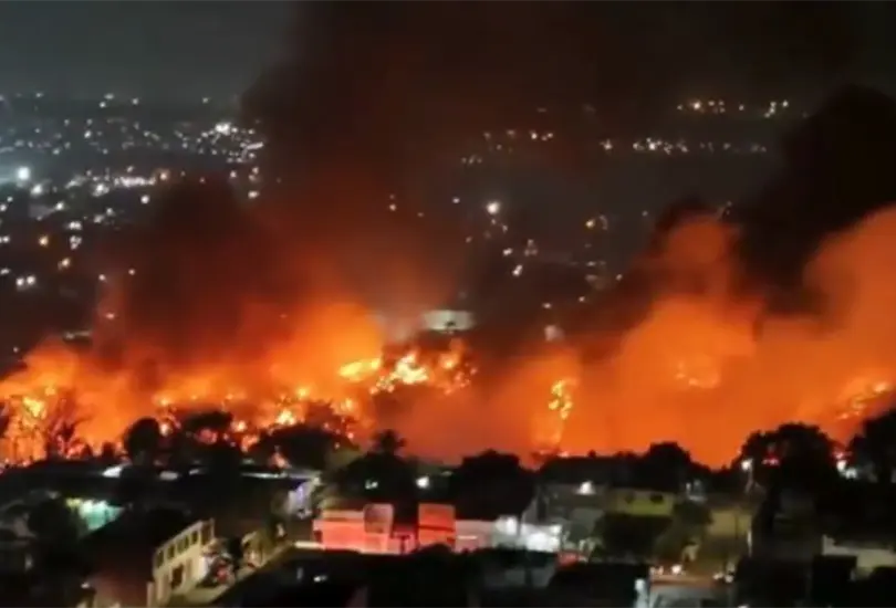 Basurero clandestino provoca fuerte incendio en Lomas del Ángel Basurero clandestino provoca fuerte incendio en Lomas del Ángel