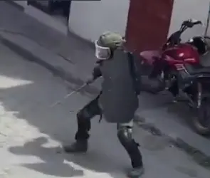 VIDEO: Extranjero vestido de samurái y con catana en mano intenta agredir a policía