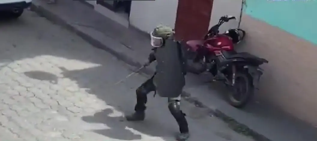 Al momento de su detenci&oacute;n, al extranjero vestido de samur&aacute;i se le encontr&oacute; en posesi&oacute;n de un cuchillo y una lanza, adicionales a su katana.