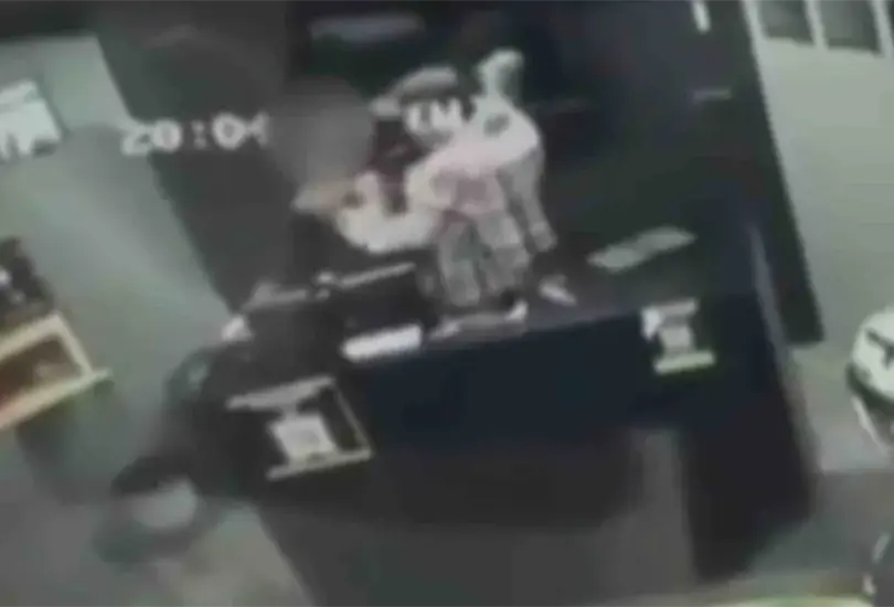 Fiscal&iacute;a del Edomex busca a gerente que golpe&oacute; a empleada en e municipio de Naucalpan 