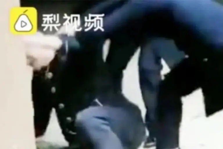 Zhang se mostró afligido el día del crimen al ver a sus hijos muertos.