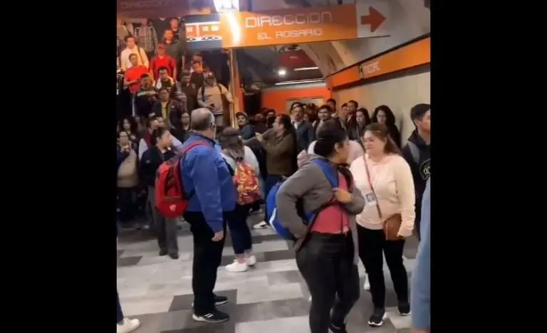 La pelea en el Metro Mixcoac. Foto: especial.