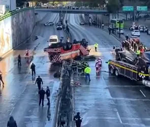 Unidad de bomberos vuelca al dirigirse a atender emergencia en Azcapotzalco