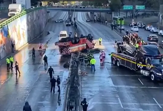 Unidad de bomberos vuelca al dirigirse a atender emergencia en Azcapotzalco 