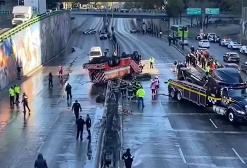 Unidad de bomberos vuelca al dirigirse a atender emergencia en Azcapotzalco 