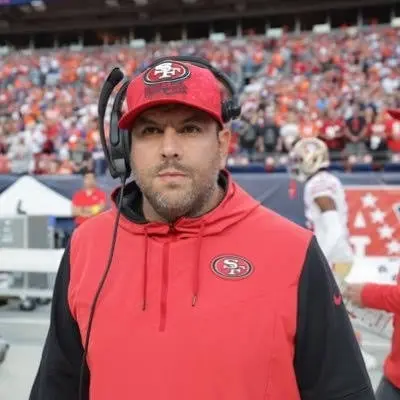 Super Bowl 2024: Conoce a Miguel Reveles, el coach mexicano detr&aacute;s del &eacute;xito de los 49ers