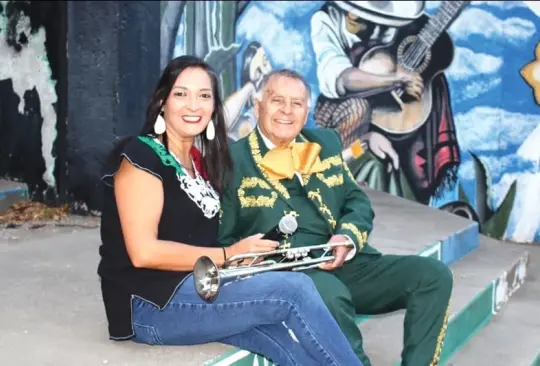 El amor por la música de Lisa López-Galván fue influenciado por su padre, un mariachi mexicano, lo que la llevó a enfocarse en los ritmos que definieron su estilo único.