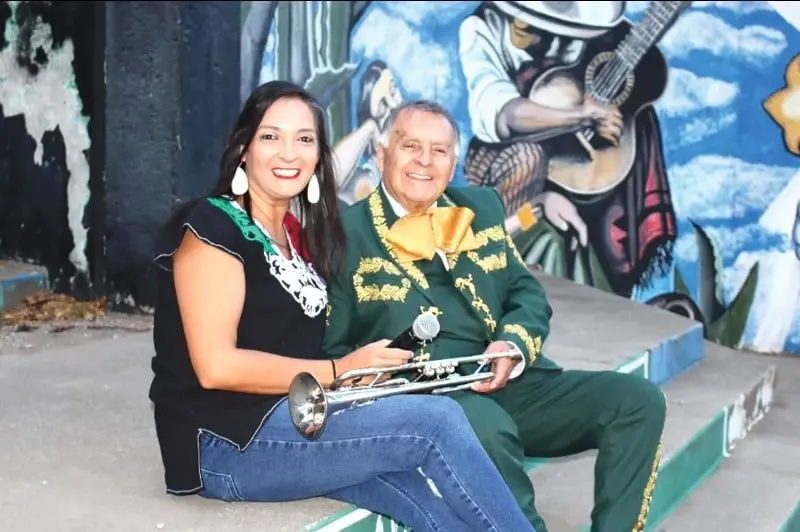 El amor por la m&uacute;sica de Lisa L&oacute;pez-Galv&aacute;n fue influenciado por su padre, un mariachi mexicano, lo que la llev&oacute; a enfocarse en los ritmos que definieron su estilo &uacute;nico.