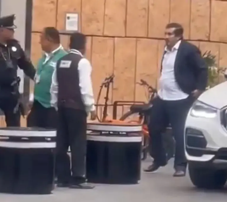 El elemento de la PBI peleó a puño limpio contra un supuesto escolta que lo agredió Créditos: Captura de pantalla