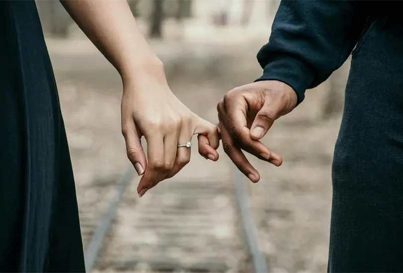Construye un espacio seguro y de confianza donde ambos se sientan c&oacute;modos compartiendo sus pensamientos y emociones sin miedo al juicio o la cr&iacute;tica