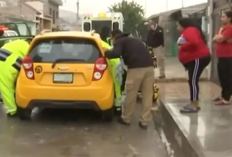 Mujer da a luz en taxi y conductor se enoja 