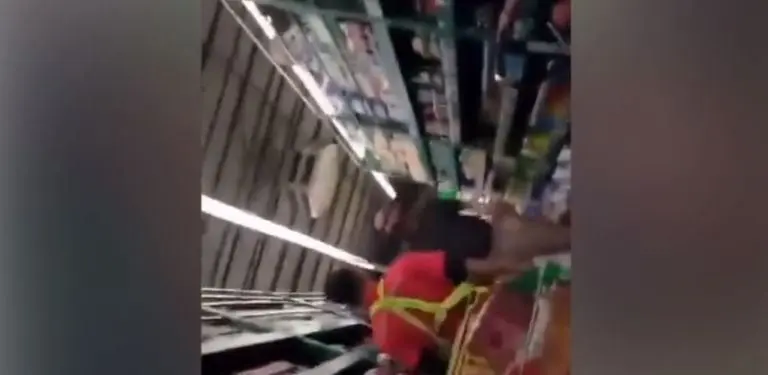 Fueron dos los que se le fueron encima al trabajador de Coca Cola.Foto: especial.