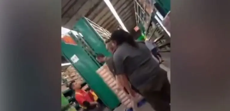 El trabajador de Coca Cola no respondió a los golpes. Foto: especial.