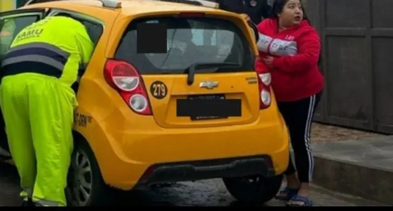 Paramédicos atendieron a la joven. Foto: X.