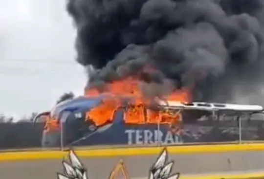 Autobús de pasajeros se consume por las llamas