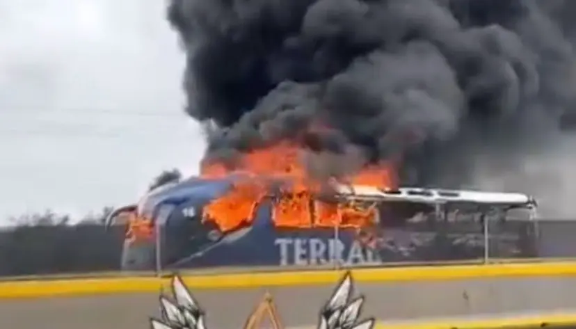 Autob&uacute;s de pasajeros se consume por las llamas