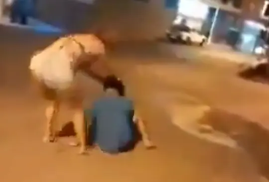 VIDEO | Trabajadora sexual golpea a sujeto que se negó a pagarle por sus servicios