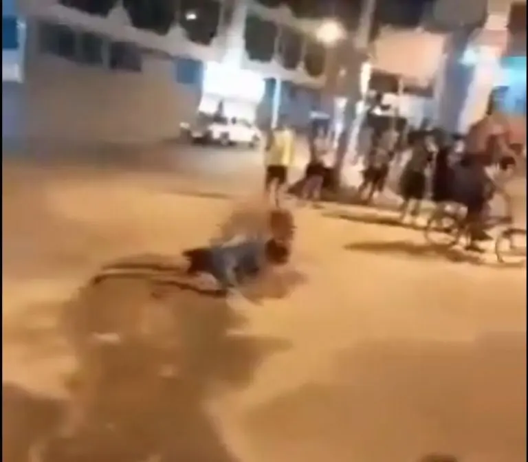 Trabajadora sexual golpea a sujeto que se negó a pagarle por sus servicios - Tomada de video