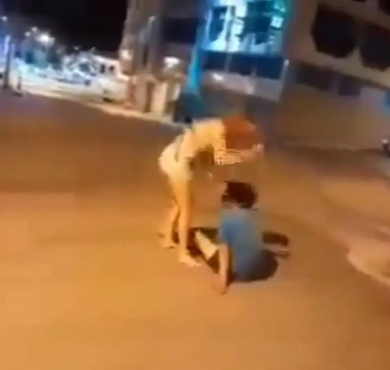 Trabajadora sexual golpea a sujeto que se negó a pagarle por sus servicios - Tomada de video