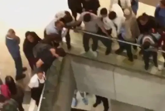 Cae hombre de primer piso en Plaza Antenas en Iztapalapa Cae hombre de primer piso en Plaza Antenas en Iztapalapa