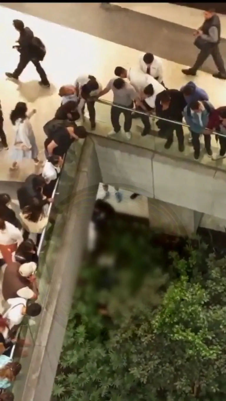 Cae hombre en Plaza las Antenas- Tomada de video