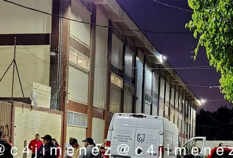 El adolescente se desvaneció en el patio de la escuela y se comenzó a convulsionar. El adolescente se desvaneció en el patio de la escuela y se comenzó a convulsionar.