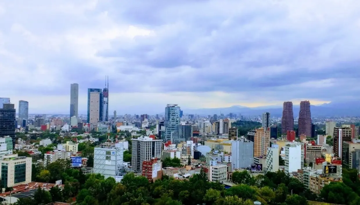 La Ciudad de México se ubica entre las 20 ciudades más caras del mundo para vivir según un análisis de The Economist y comprar un departamento cada vez es más difícil, aunque todo depende de la ubicación que se elija. Aquí te contamos cuáles son las 5 colonias más caras y las más económicas para adquirir una vivienda, de acuerdo con DD360, una plataforma creada por el proyecto inmobiliario 'Monopolio México', que sirve para calcular el valor de una propiedad por metro cuadrado.