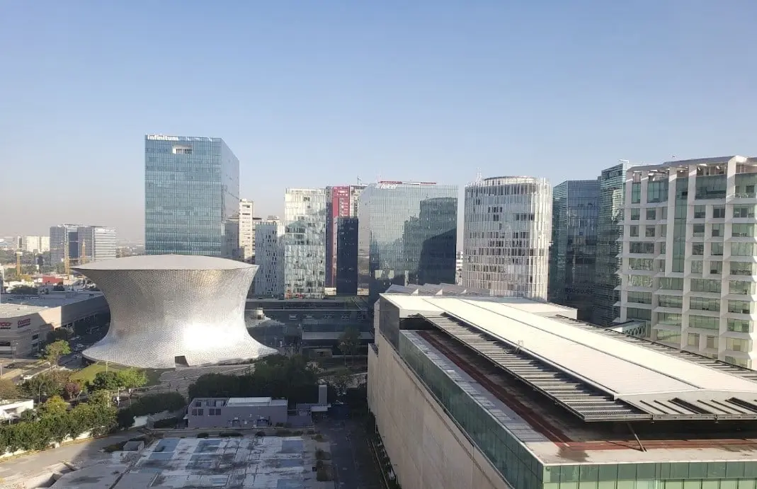 El precio de metro cuadrado de un departamento va desde los 99 mil 249 pesos hasta los 130 mil 11 pesos.