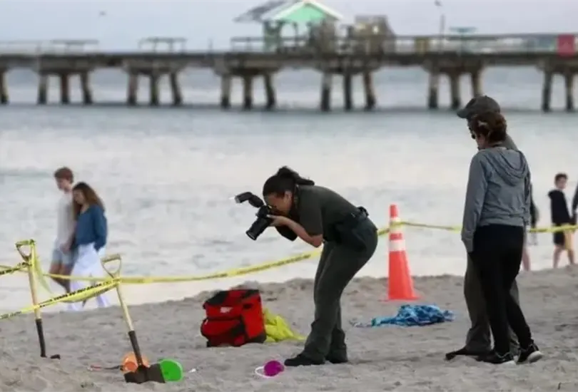 Niña muere tras ser tragada por la arena junto a su hermano en una playa Niña muere tras ser tragada por la arena junto a su hermano en una playa