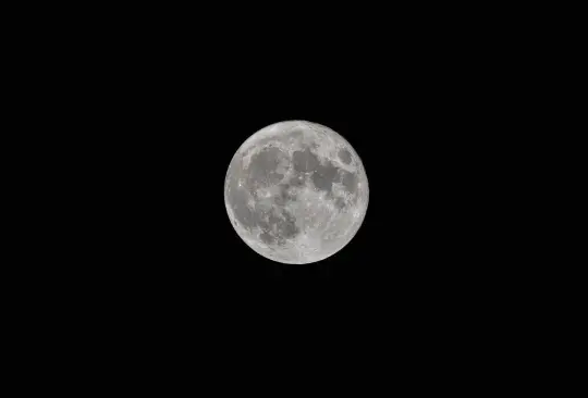  La luna llena ocurre aproximadamente una vez al mes