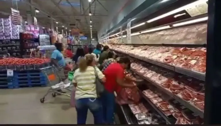 Captan a gente acaparando carne en Acapulco. Foto: especial.