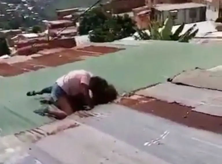 Las mujeres pelearon en el techo de una casa. Foto: especial.