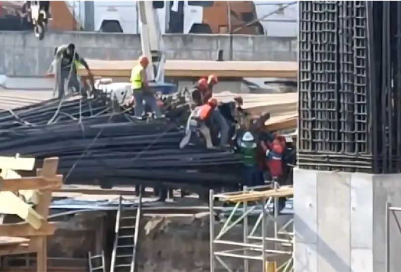 El rescate de los trabajadores tras el colapso del troleb&uacute;s en Iztapalapa. 